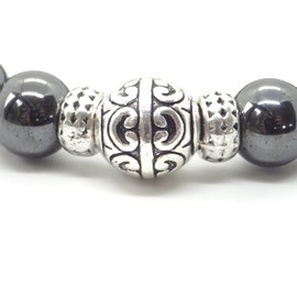 Ethnisches Armband für Männer aus schwarzen Hämatitperlen und zentraler Perle aus silbernem Metall