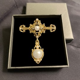 Meralando - Broche de perlas clásico dorado para mujeres y niñas, accesorios retro, elegante barroco, chamarra de vestir, suéter, traje de fiesta, regalo de boda, broche victoriano, broche de joyería