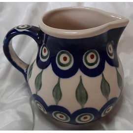 Handgefertigter Keramikkrug, blaue und grüne Blumendekoration, traditioneller Stil