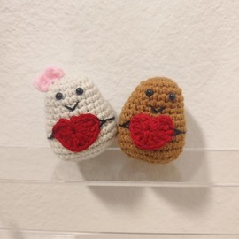 Crochet Potato Couple with Heart, Crochet Heat Hug Keychain, Hug Each Other Bag Charm Gift for Lover, Plushie Table Decor, Cheer Up Gift - Style: Potato Couple WITHOUT Wood Stand
