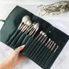 Delicate makeup artist with 14-piece makeup brush set and pouch / 메이크업 브러쉬 세트 14종 세트 파우치 포함 섬세한 화장 아티스트