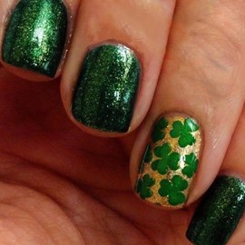 St. Patrick Day Press on Nails Short Square Fake Nails, LPOODDNU Green Shamrock Press on Nails St. Patrick’s Nail Art Decorations Glossy Glitter Glue on Nails Green Stick on Nails for Women Manicure
