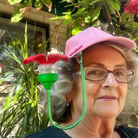 Hat Hummingbird Feeder, Mini Hummingbird Feeder with Random Color Clip,Easy to Clean and Refill Plastic Humming Bird Feeder, 10 ml