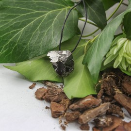 Heka Naturals Shungite Crystal Necklace Pendant | Healing Crystals & Chakra Necklace - Gemstone Jewelry for Men & Women - Spiritual and Joyous Gifts (Small oval) (Elite)