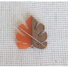 StewArt Stitches Orange Leaf Needle Minder, Wood and Resin Fridge Magnet, Magnetic Lapel Pin