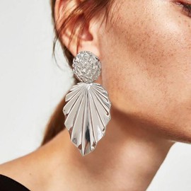 Inateannal Boho Large Leaf Drop Earrings Hammered Round Disc Earrings Gold Long Leaf Dangle Earrings Textured Metal Leaf Earrings Large Leaf Statement Earrings Jewellery for Women and Women, Zinc, No