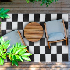 Crease-Free Reversible Indoor/Outdoor Recycled Plastic Mat/Rug - Weather, Water, Stain, Fade and UV Resistant - California- Black & White (4'x6')