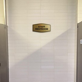 Signs ByLITA - Letrero de baño para personal de lujo (negro/plata), tamaño pequeño, 1 paquete