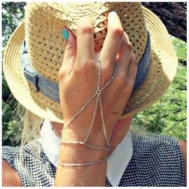 Yheakne Boho Finger Ring Bracelet Silver Layered Tassel Chain Bracelet Ring Wrist Bracelet Vintage Slave Bracelet Hand Harness Chain Bracelet Jewellery for Women and Girls Gifts (Silver)