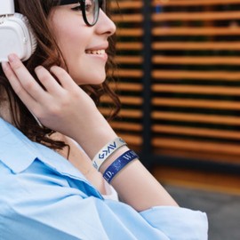 Flvkev WWJD Bracelets Set Daily Bible Verse Bracelet Scan for Men Women, What Would Jesus Do Bracelets Christian Scripture Bracelets Religious Wristbands for Fundraisers (wwjd-blue-5pcs)