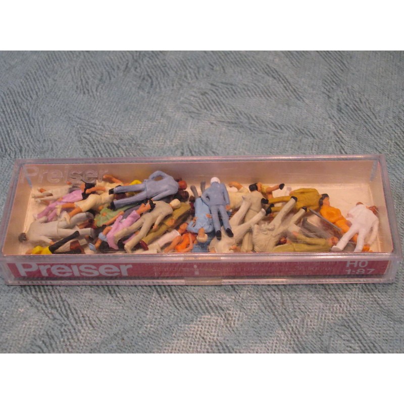 Preiser HO #14402 Passer-bys (Standing / Walking) Painted