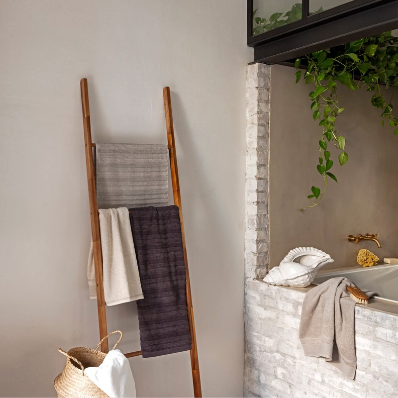 Möve Wellbeing Pearl Structure with Piping Bath Towel 67 x