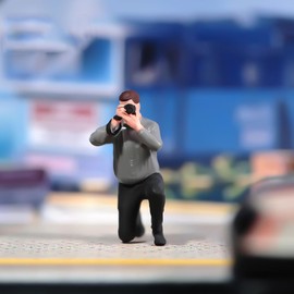 SOUFORCE 1/18 Scale Scene Props Figure Man Photographer with Camera Squatting Position Miniature Action Figure Model