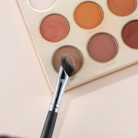 ENERGY Angled Eyeshadow Brush, Nose Contour Brush, Blending Brush, Detail Highlighting Brush - M137