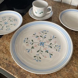 Fascino Dinnner Blue Floral Stoneware FULL SETTING NEVER USED plate Bowl Mug Vtg