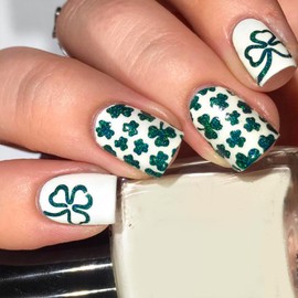 24Pcs Green Shamrocks Press on Nails Short Square Shaped St. Patrick's Day Fake Nails with Lucky Clover Designs Cute Shiny Shamrock Glue on Nails St. Patrick's Day Acrylic False Nails for Women Girls
