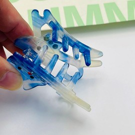 VORYRUM 2Pcs Cute Acrylic Cat Hair Clips Orange and Blue Cat Hair Claw Clips Rhinestone Cat Design Hair Barrettes for Thick Hair Thin Hair Autumn Winter Decoration Women Hair Accessories