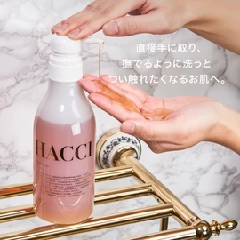 HACCI Body Wash BEE HUG 385mL (Best Cosmetics Moisturizing Dry Skin with 8% Honey)