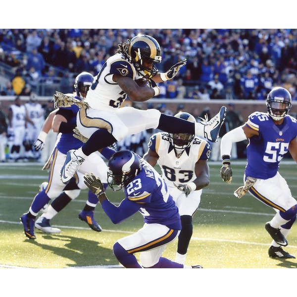 TODD GURLEY ST. LOUIS RAMS 8X10 SPORTS ACTION PHOTO (AA)