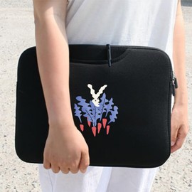 STNINE Sweet Melow Laptop Sleeve – Stylish Illustrated Pouch – Dual-Use Design with Hidden Handle – Zipped Case with Outer Pocket – Soft Cushioned Protection