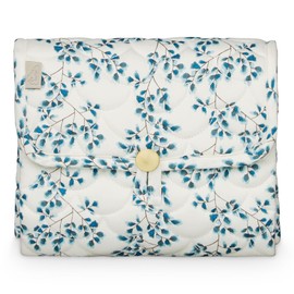 Cam Cam Copenhagen, Gesteppte Wickelunterlage für unterwegs, Kleine Faltbare Wickeltasche, Waschbar, OCS-zertifiziert, Fiori - Blau und Weiß mit Blumen