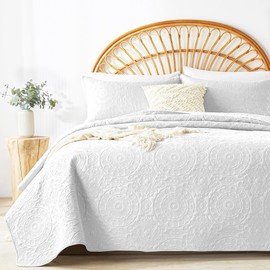WURUIBO White Quilt Set Queen Size, Embossing Microfiber Full Bedspreads with Pillow Sham, Ligthweight Breathable Thin Coverlet, Reversible Bedding Set for All Season (1 Quilt, 2 Pillow Shams)