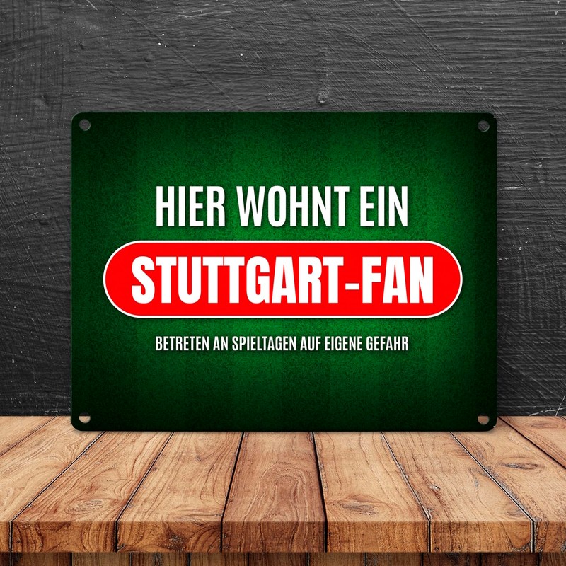 Hier wohnt ein Stuttgart-Fan Metal Sign with Lawn Motif Football