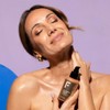 Freshly Cosmetics - Natürlicher Body Illuminator mit goldenem Glitzer -