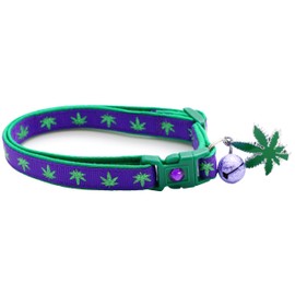 Pugs to Persians-Collar para Gatos con Cascabel y Dije de Marihuana | Collar de Seguridad con Cierre de Seguridad | Collar Ajustable para Gatos Grandes o Gatitos… (Morado, Grande (10 Libras y más))