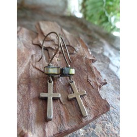 ⊹⊱❁✿ BRONZE KREUZ MIT PERLMUTT OHRRINGE IN GRÜN ✿❁⊰⊹ einmalige Vintage Ohrringe an langen handmade Ohrhaken
