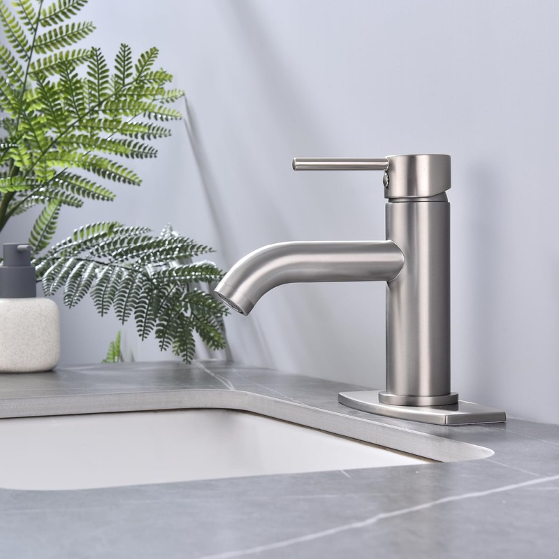 JAKARDA Single Handle Black Bathroom Faucet with Metal Drain Assembly