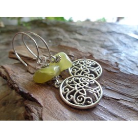 ꧁ GRÜNER NATURSTEIN MIT RUNDEM KELTISCHEN BAUM ꧂ einmalige Ohrringe an selbstgebogenen großen Haken und Steinen