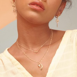 Fettero Animal Necklaces for Women Gold Giraffe Pendant Dainty Chain 14K Gold Plated Minimalist Simple Cute Jewelry Gift
