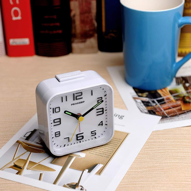 PEAKEEP 3D Numbers No Tick-Tock Analog Alarm Clock with Classic