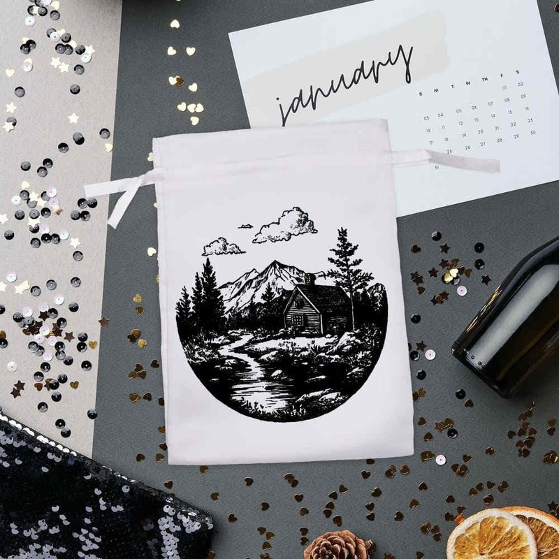 Azeeda 25cm 'Cabin in Mountain Landscape' Satin Drawstring Bag/Pouch (SB00109816)