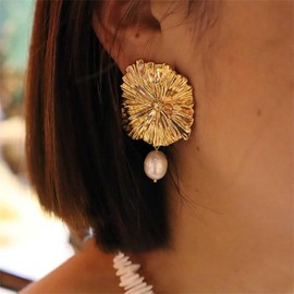 Allereya Boho Blume Perle Tropfen Ohrringe Gänseblümchen Blume Baumeln Ohrringe Gold Floral Perle Ohrringe Hochzeit Perle Ohrringe Gehämmert Floral Ohrringe Schmuck Für Frauen