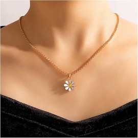Daisy Flower Necklace Choker Daisy Pendant Necklace Flower Choker Necklace Minimalist Flower Charm Jewelry for Women and Girls (Golden, One size)