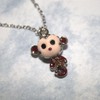 Mayfer Cadena con dije de mono - changuito decorado con