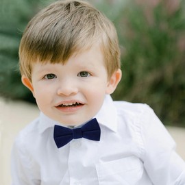 PACGOTH - Pajaritas de lazo para niños, corbatas de terciopelo para niños pequeños, pajaritas ajustables sólidas con caja de regalo, Azul marino, Medium