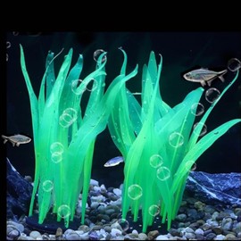 REIRQIE 2Pcs Soft Silicone Aquarium Plants Glowing Kelp Fish Tank Plants Decor Artificial Aquarium Plant Decoration Simulation Artificial Water Grass for Fish Tank,Green,7inch
