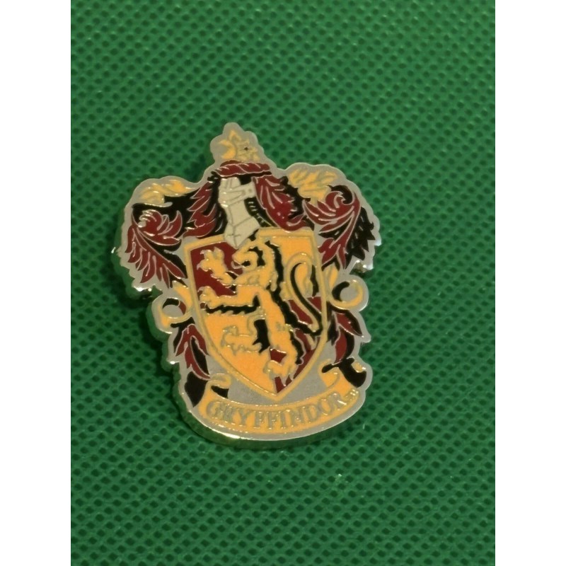 Hogwarts Crest Pin !!