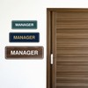 Standard Manager - Placa decorativa para puerta y pared, Black/silver,