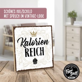 TypeStoff Holzschild mit Spruch – KALORIENREICH – Grafik-Bild bunt, Schild, Wandschild, Türschild, Holztafel, Holzbild mit Zitat/Aphorismus als Geschenk und Dekoration - HS-00305