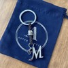Personalisierter Leder-Schlüsselanhänger mit Initialen - Versilberte Zamak-Buchstaben und Perlen -