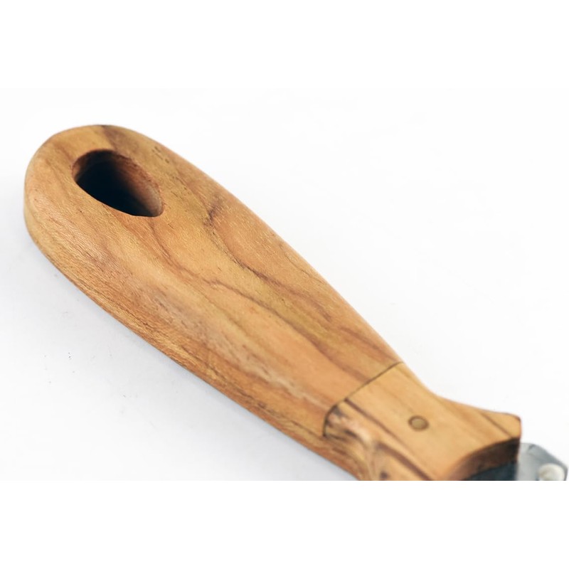 3-in-1 Kitchen Peeler, Scrabber & Grater: a cutting tool with