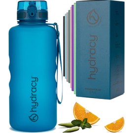 Hydracy Botella de agua con marcador de tiempo, botella grande de medio galón de 64 onzas, sin BPA y manga antisudor, botella de gimnasio a prueba de fugas con colador infusor de frutas y tiempos de beber, regalo ideal para deportes y exteriores
