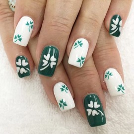 Lucky Clover Press on Nails Short, St. Patrick's Day Fake Nails Green White Shamrock Design Square Acrylic False Nail for Women Girls Spring Full Cover Wraps for Saint Patrick Nail Decoration 24Pcs