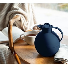 alfi KUGEL 0,94l, dark blue mat, Kunststoff-Isolierkanne mit hygienischem Hartglaseinsatz, Drehverschluss, Designerstück, kugelförmige Thermokanne, ideal als Kaffeekanne, Teekanne, BPA-frei