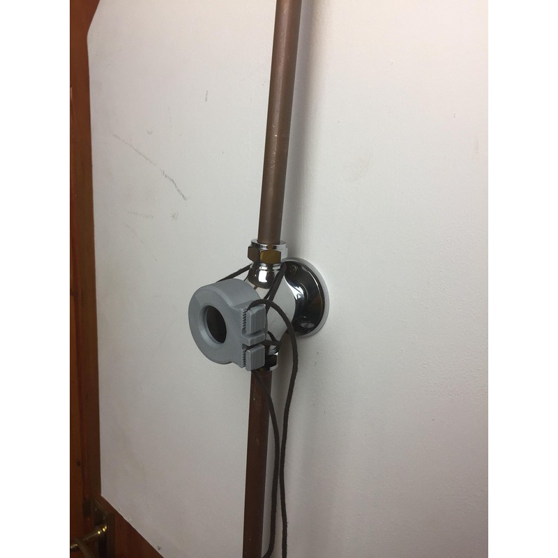 SHOWER HAND : Holds button showers on whilst you shower