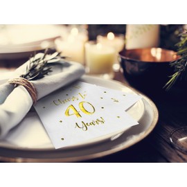 Servilletas de cóctel Cheers to 40 Years | Decoraciones de feliz cumpleaños 40 para hombres y mujeres y decoraciones de fiesta de aniversario de boda, paquete de 50 servilletas de 3 capas, plegadas de 5 x 5 pulgadas (blanco)